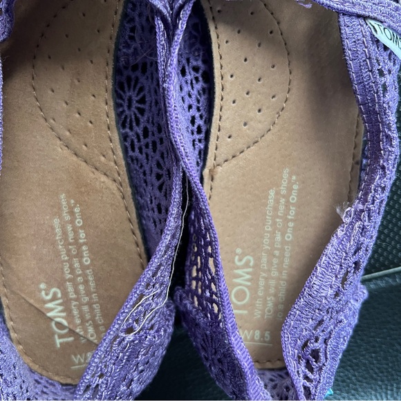 Adorable Lavender Lace Tom’s 8.5W - Picture 3 of 8